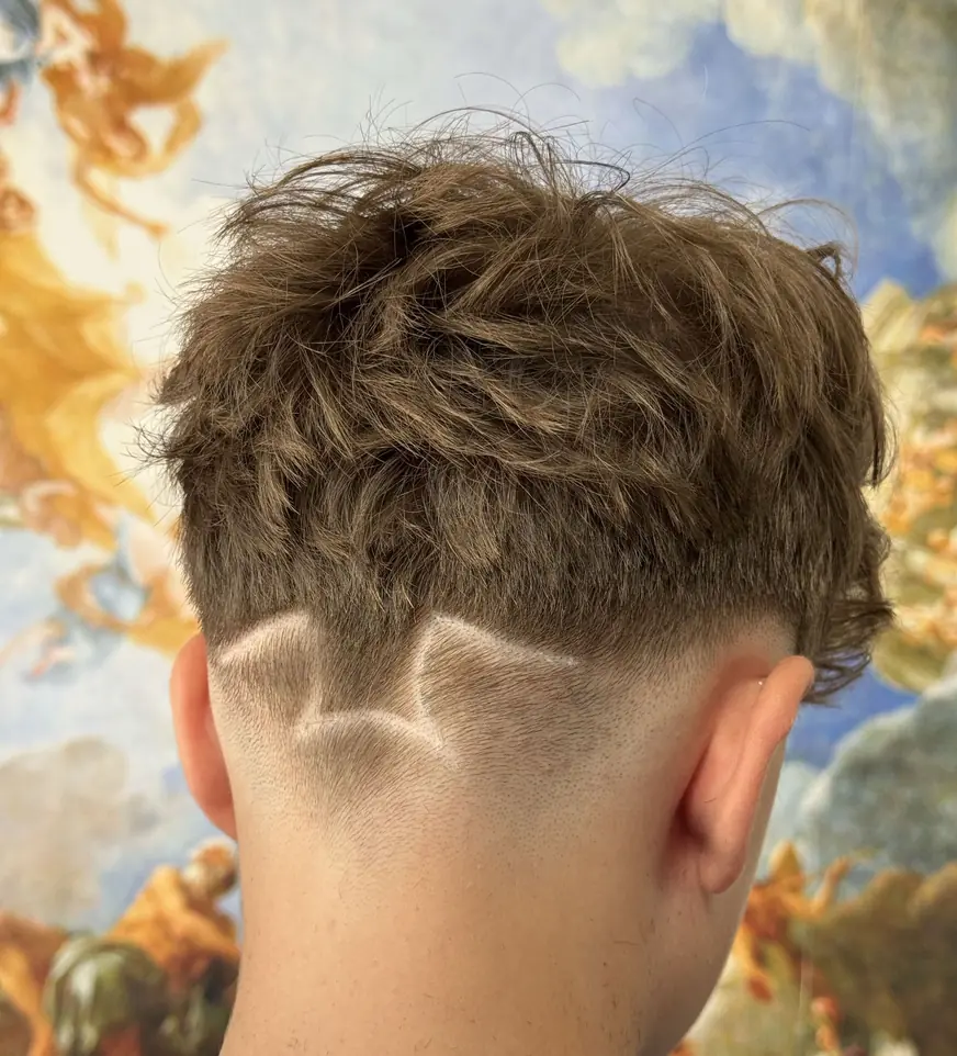 Wygolona linia i fade przy jasnobrązowych włosach — strzyżenie w QUCCUT Barber Krosno