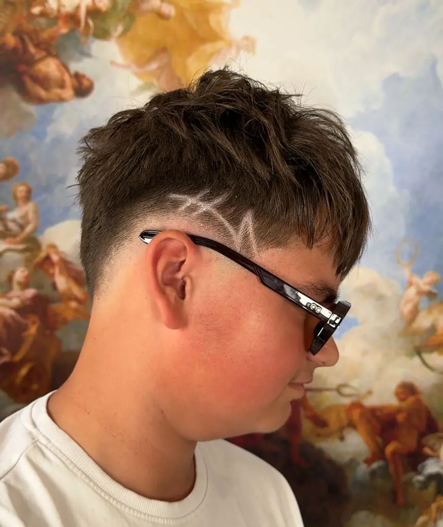 Wygolona linia nad uchem i fade — strzyżenie w QUCCUT Barber Krosno