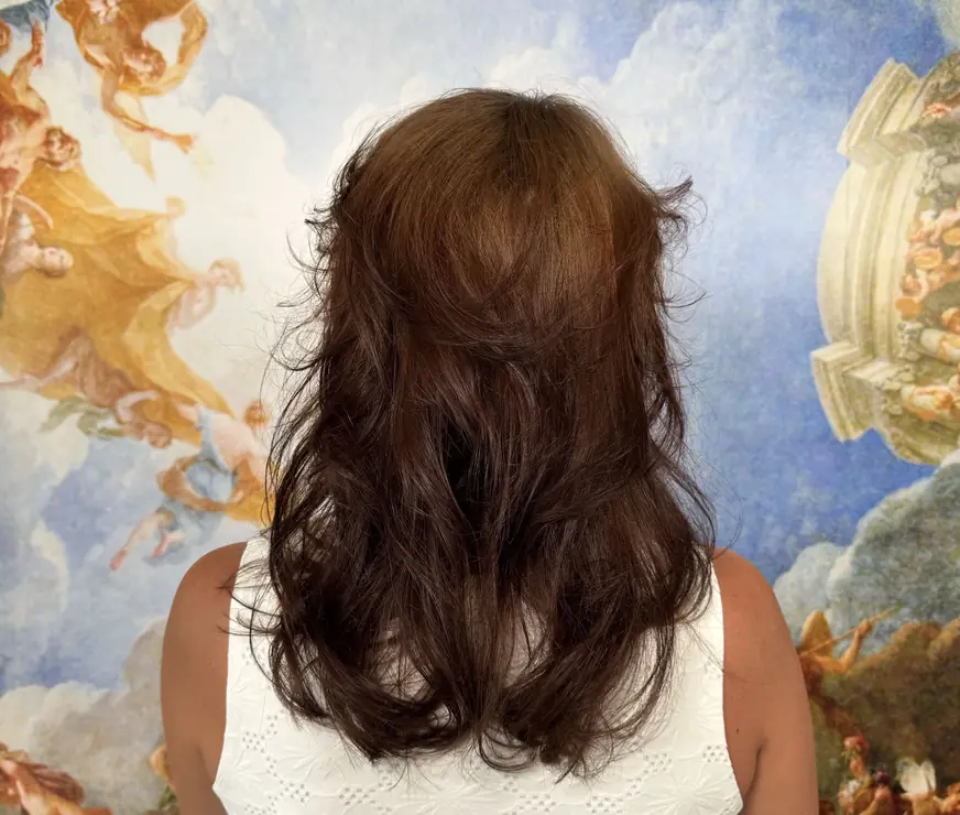 Długie brązowe włosy falowane — strzyżenie w QUCCUT Barber Krosno