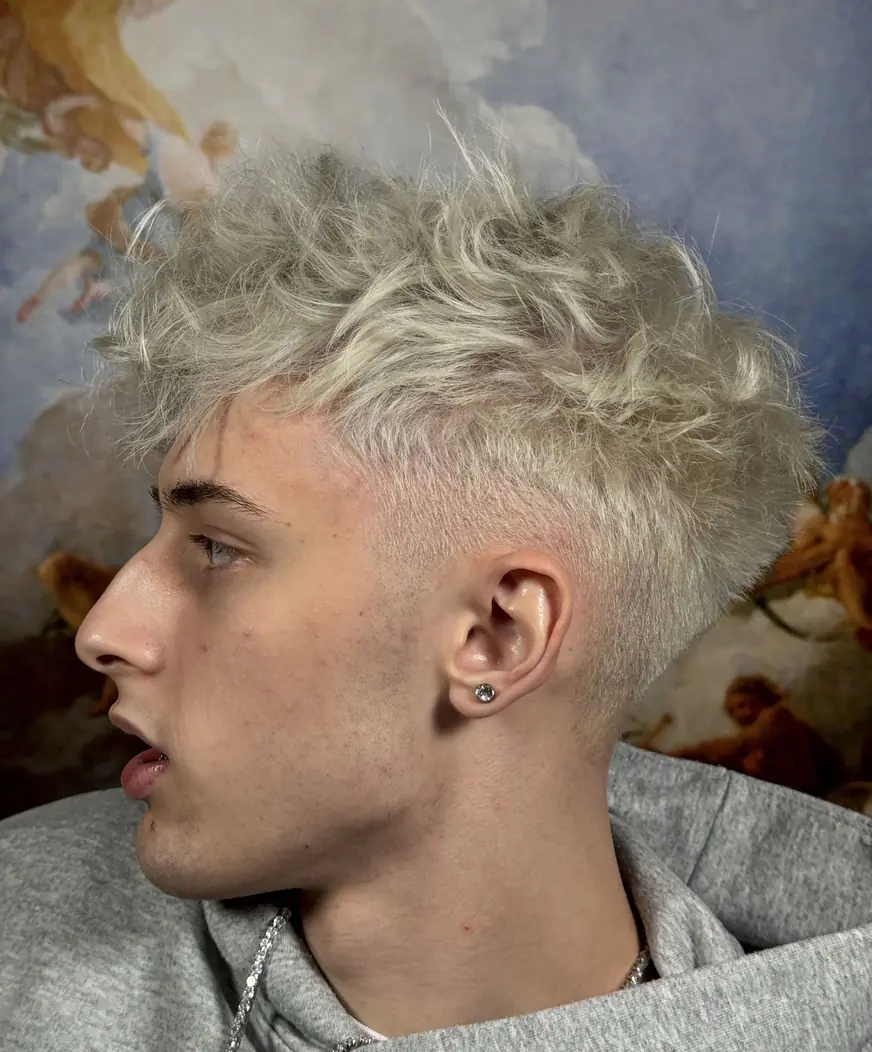 Platynowy blond z teksturą i fadem — strzyżenie w QUCCUT Barber Krosno