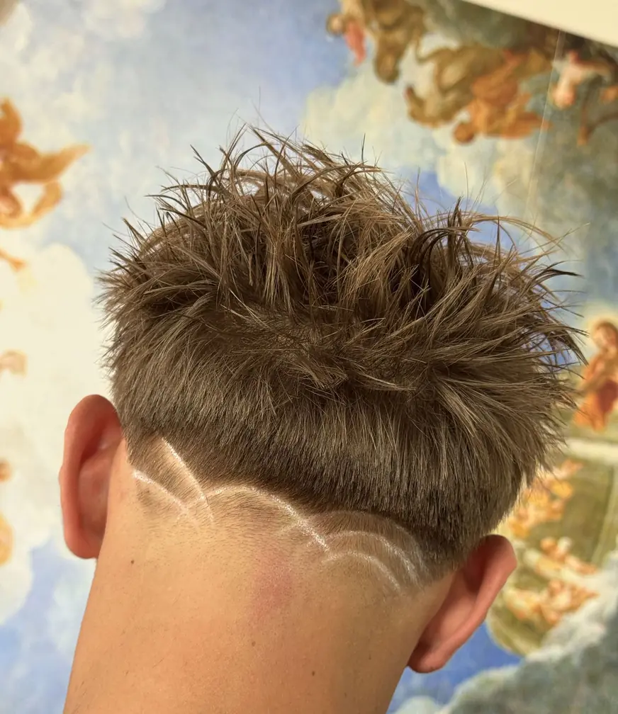Kolce z wygolonym wzorem na boku — strzyżenie w QUCCUT Barber Krosno