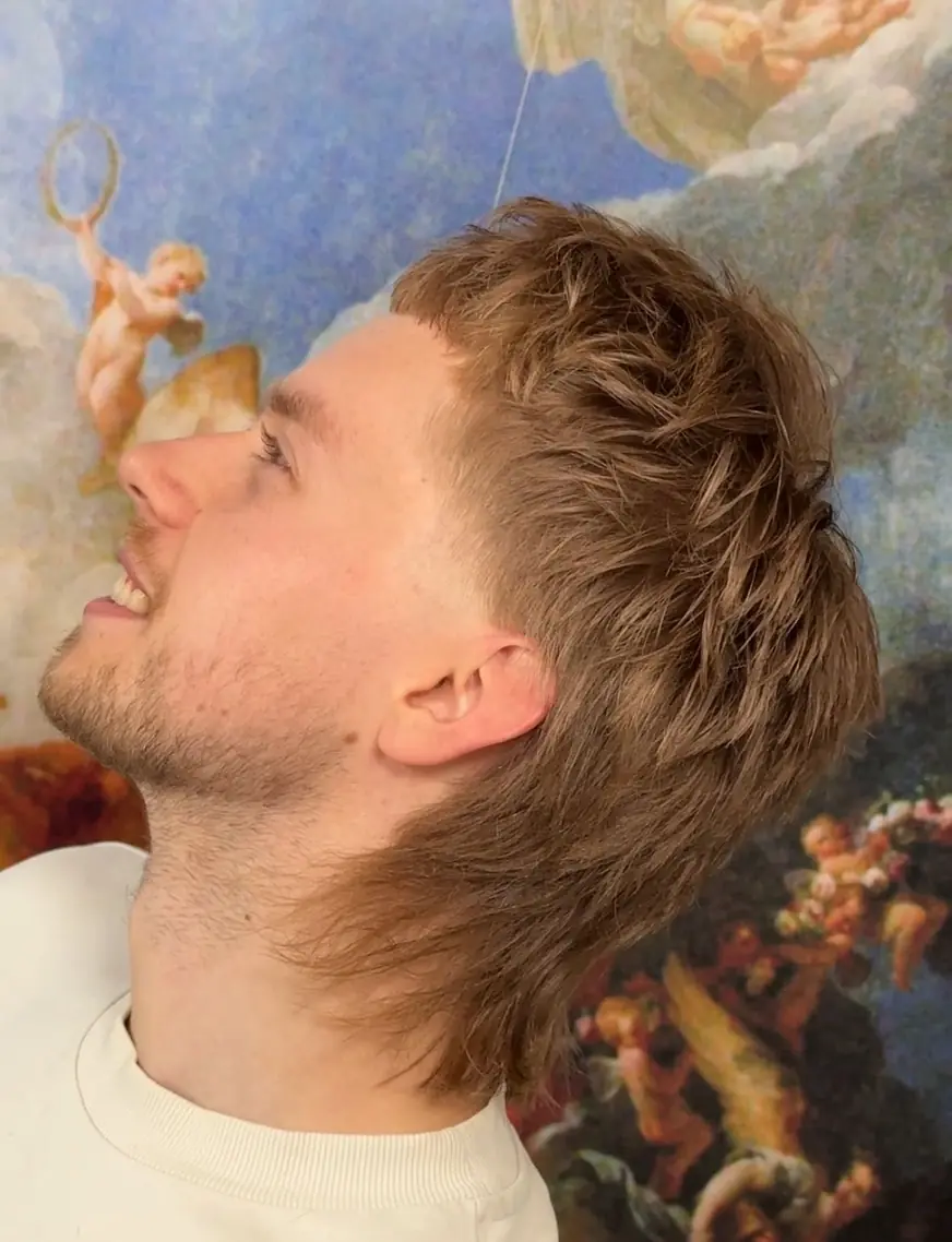 Blond tekstura z niskim fadem — strzyżenie w QUCCUT Barber Krosno