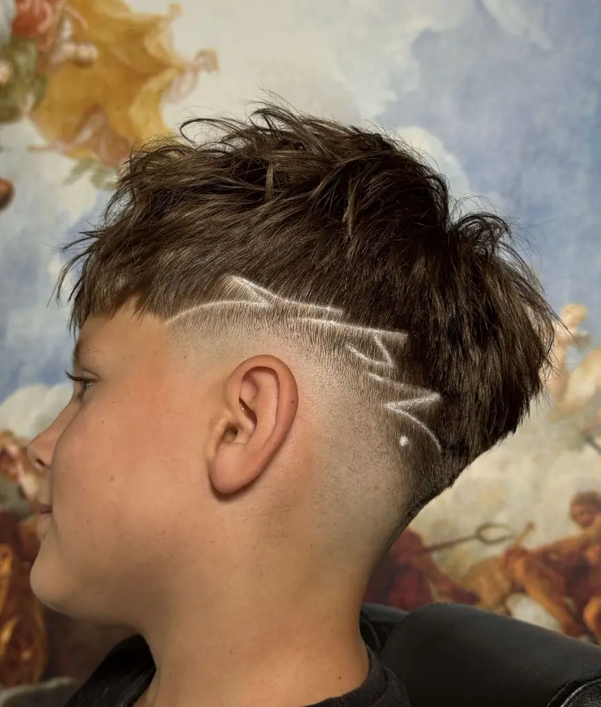 Wygolone linie i fade na ciemnych włosach — strzyżenie w QUCCUT Barber Krosno