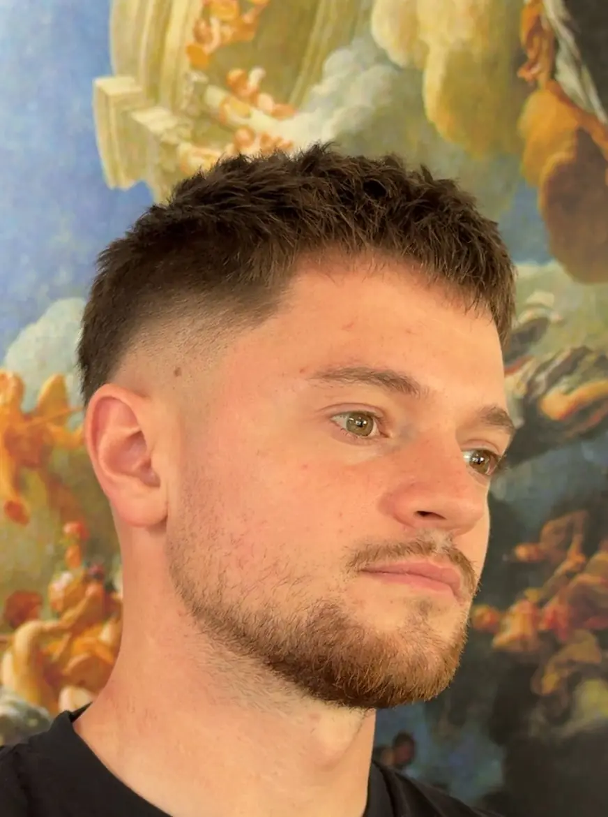 Tekstura z fadem i zarostem — strzyżenie w QUCCUT Barber Krosno