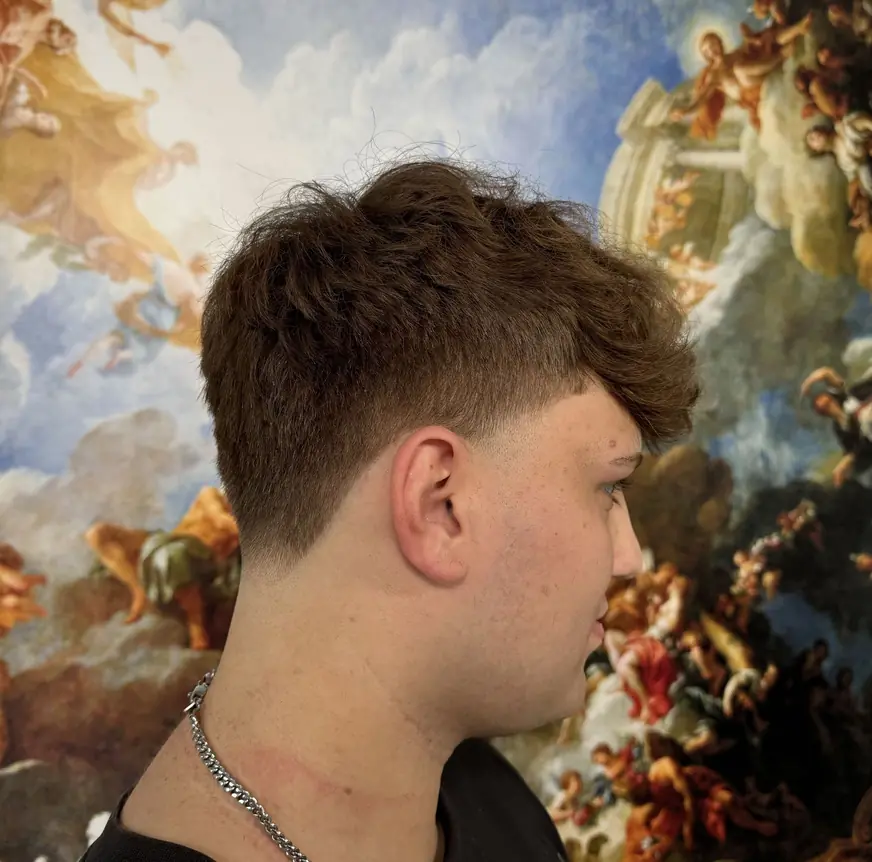 Fade z krótką teksturą na górze — strzyżenie w QUCCUT Barber Krosno