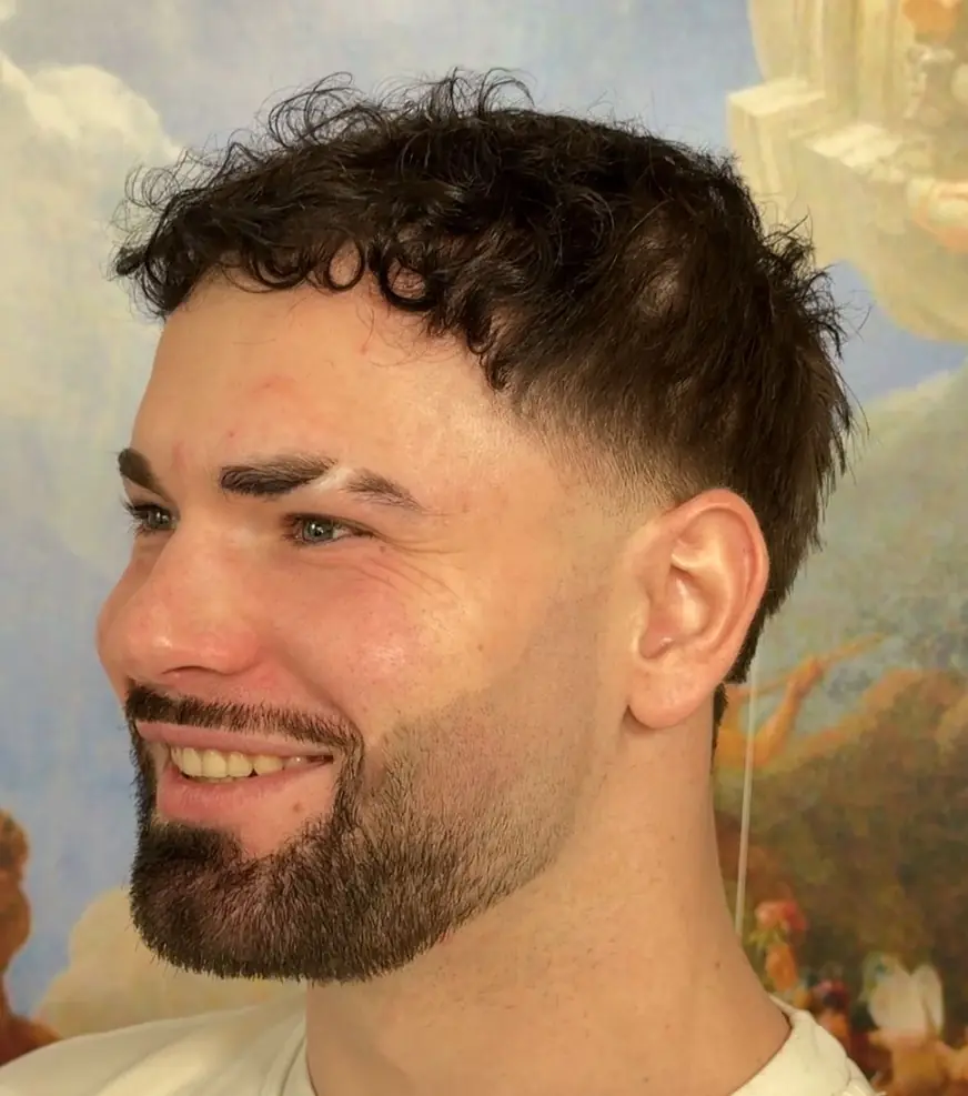 Kręcone włosy z fadem i brodą — strzyżenie w QUCCUT Barber Krosno