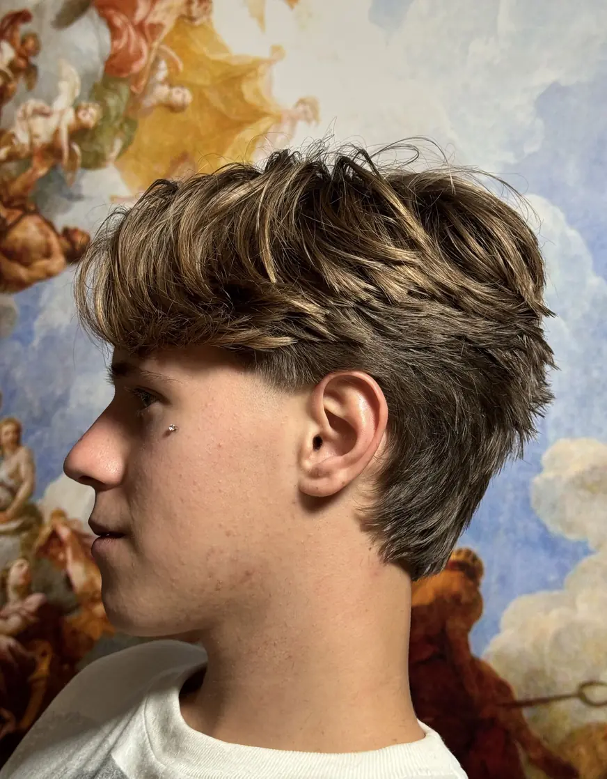 Jasnobrązowy mullet z teksturą — strzyżenie w QUCCUT Barber Krosno