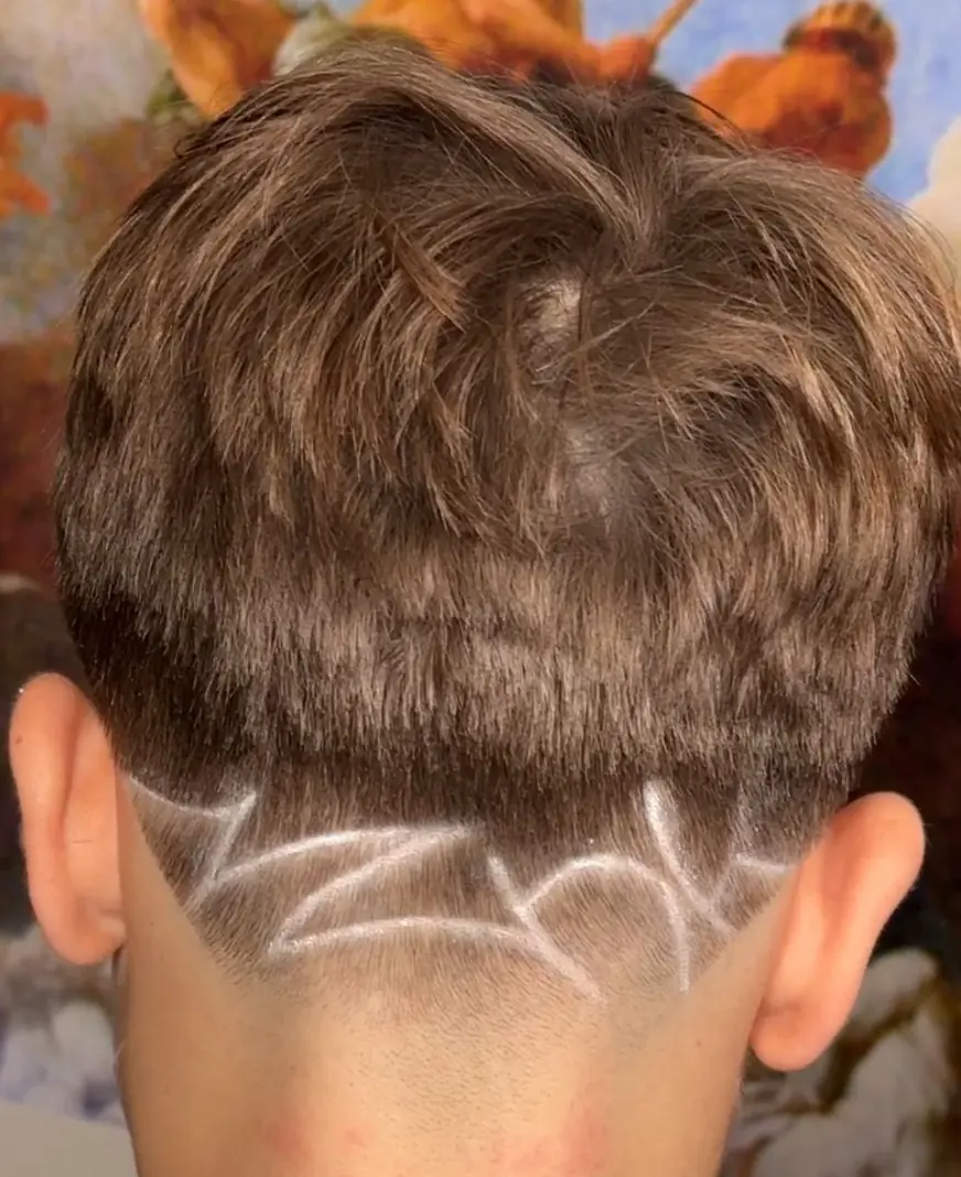 Wygolone wzory na tyle głowy przy kręconych włosach — strzyżenie w QUCCUT Barber Krosno
