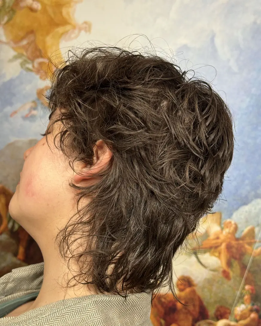 Dłuższe kręcone włosy z mulletem — strzyżenie w QUCCUT Barber Krosno