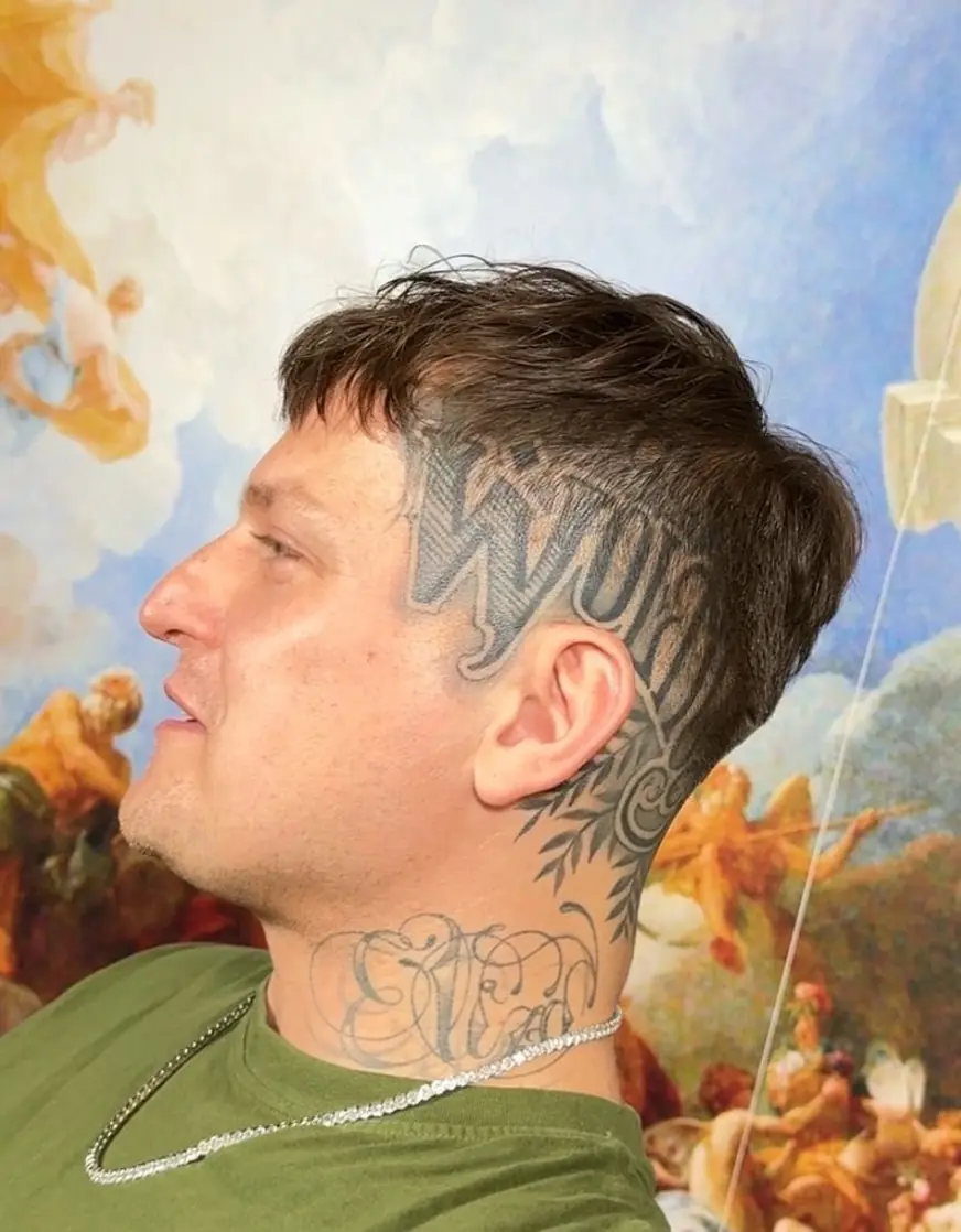 Wygolony wzór na boku głowy — strzyżenie w QUCCUT Barber Krosno