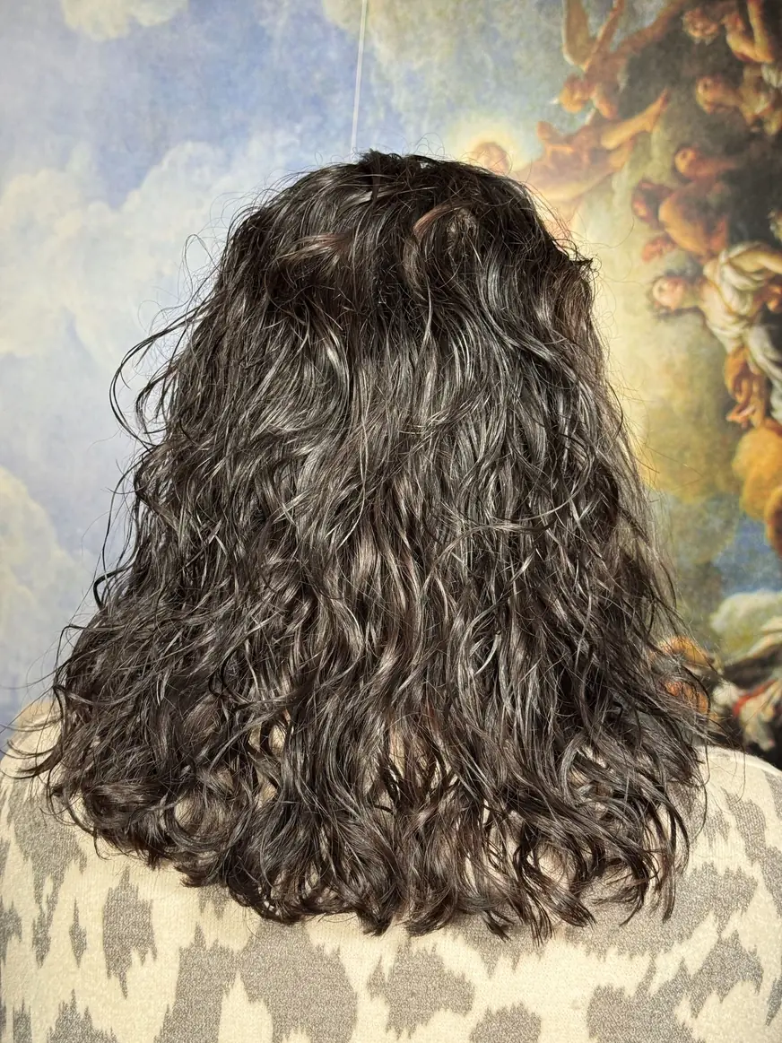 Długie ciemne włosy kręcone — strzyżenie w QUCCUT Barber Krosno