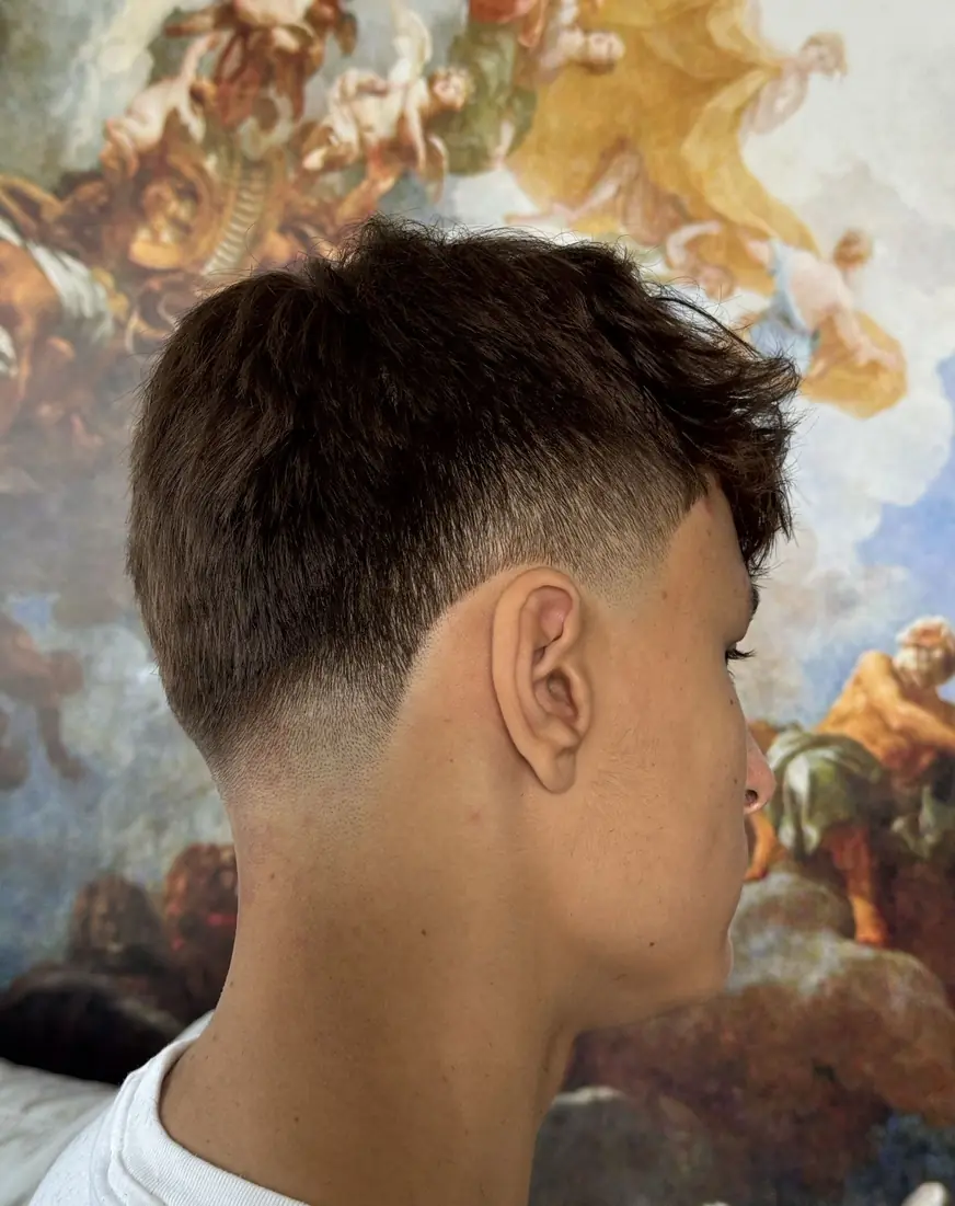 Wysoki fade z teksturą na górze — strzyżenie w QUCCUT Barber Krosno