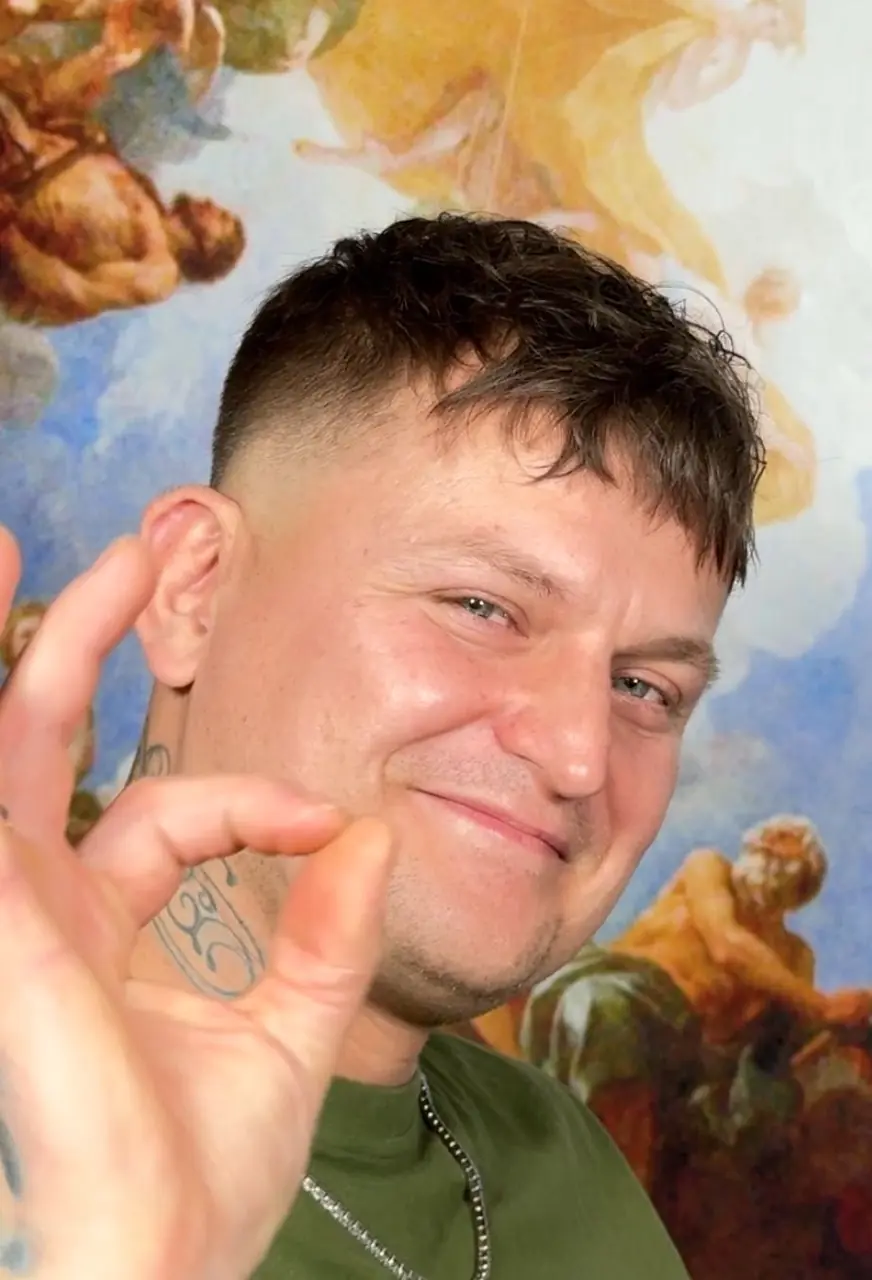 Krótkie włosy z teksturą i fadem — strzyżenie w QUCCUT Barber Krosno