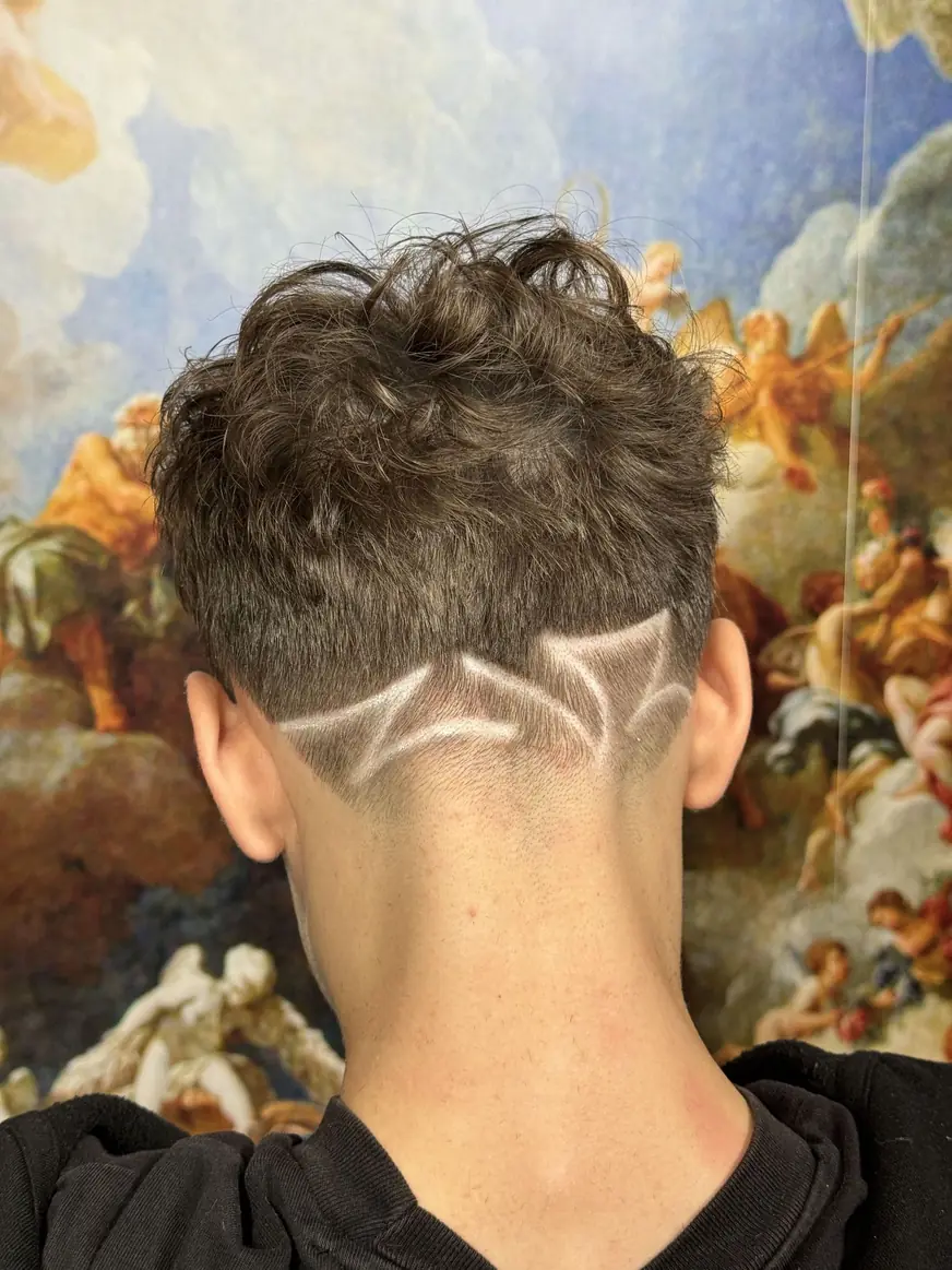 Wygolony wzór na tyle głowy — strzyżenie w QUCCUT Barber Krosno