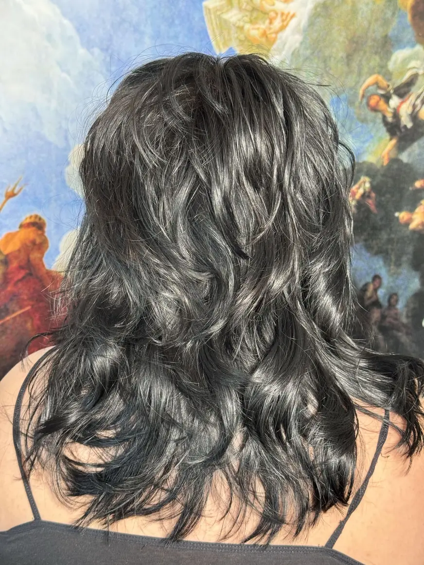 Długie falowane włosy z naturalną siwizną — strzyżenie w QUCCUT Barber Krosno