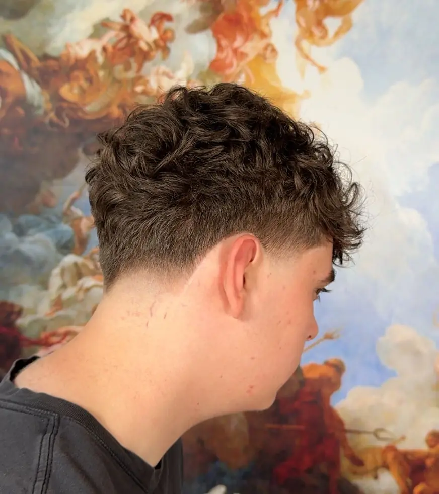 Kręcone włosy z fadem — strzyżenie w QUCCUT Barber Krosno