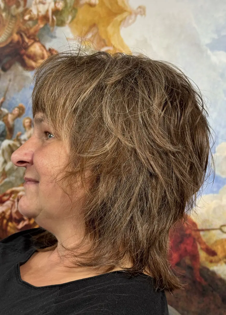 Warstwowe jasne włosy z pasemkami — strzyżenie w QUCCUT Barber Krosno