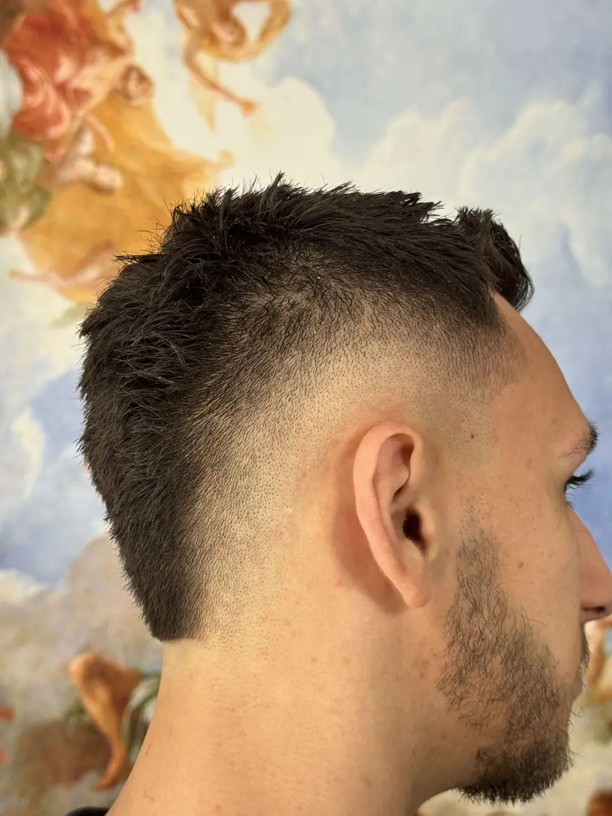 Wysoki fade z teksturą na czubku — strzyżenie w QUCCUT Barber Krosno