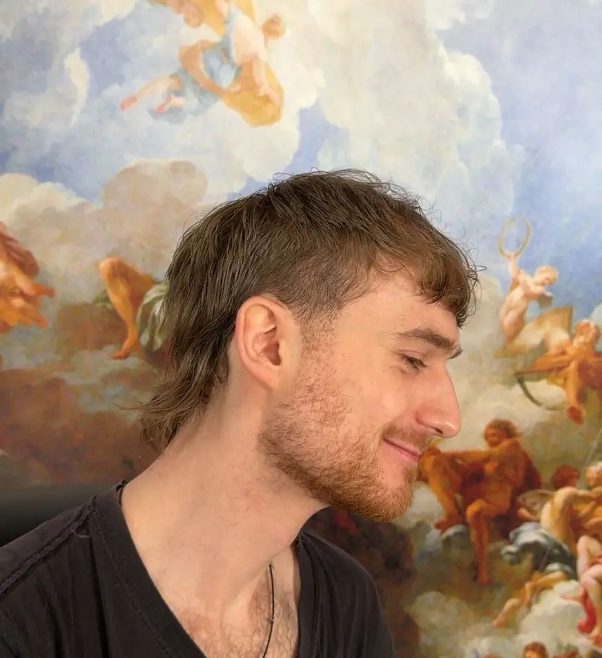Jasny mullet z grzywką — strzyżenie w QUCCUT Barber Krosno