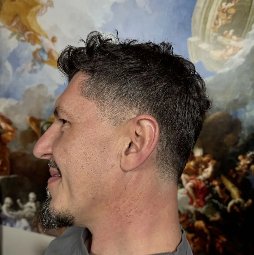 Krótkie siwe włosy z teksturą — strzyżenie w QUCCUT Barber Krosno