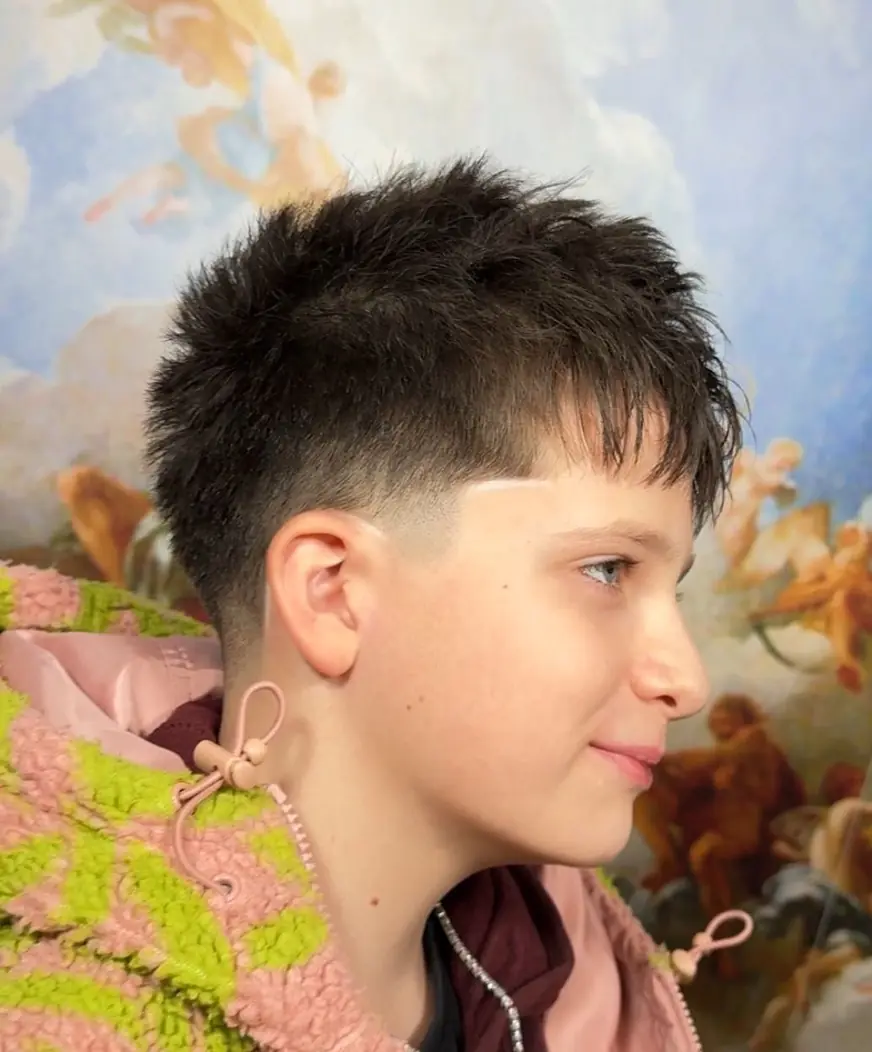 Ciemne kolce z fadem — strzyżenie w QUCCUT Barber Krosno