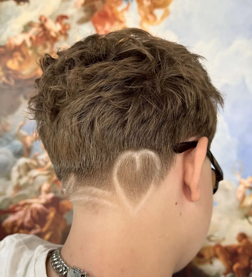Wygolone serce przy jasnobrązowych włosach — strzyżenie w QUCCUT Barber Krosno