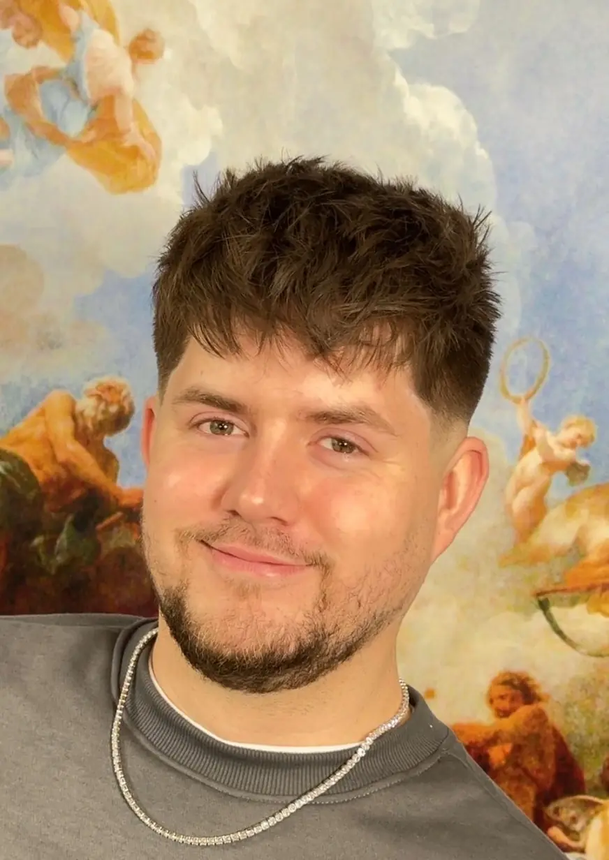 Krótkie brązowe włosy z teksturą — strzyżenie w QUCCUT Barber Krosno