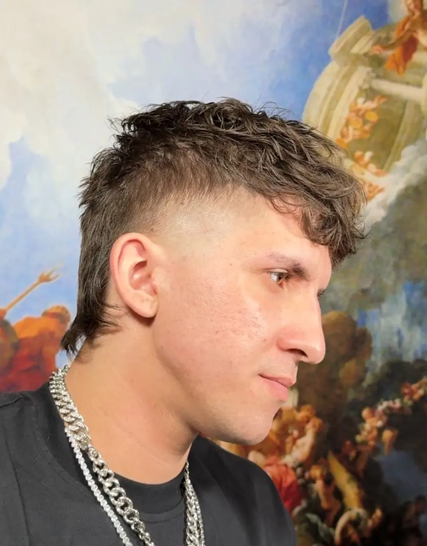 Tekstura z wysokim fadem — strzyżenie w QUCCUT Barber Krosno