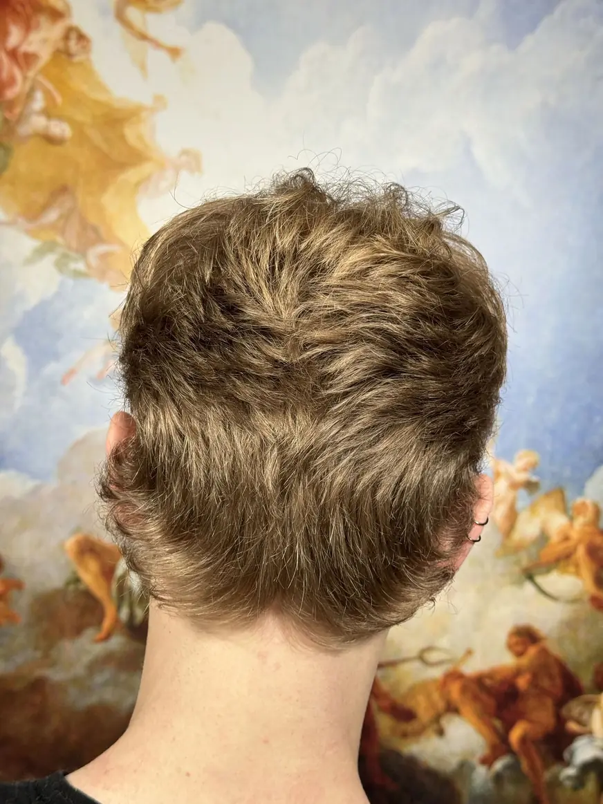 Jasnobrązowe włosy z teksturą — strzyżenie w QUCCUT Barber Krosno