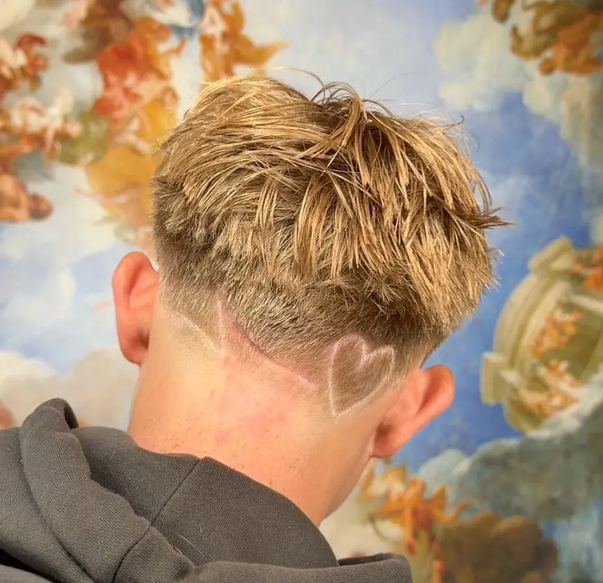 Wygolone serce przy jasnych włosach — strzyżenie w QUCCUT Barber Krosno
