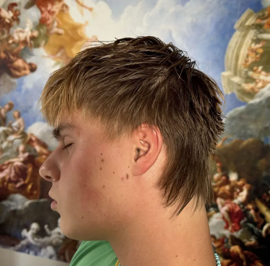 Jasny mullet z teksturą — strzyżenie w QUCCUT Barber Krosno