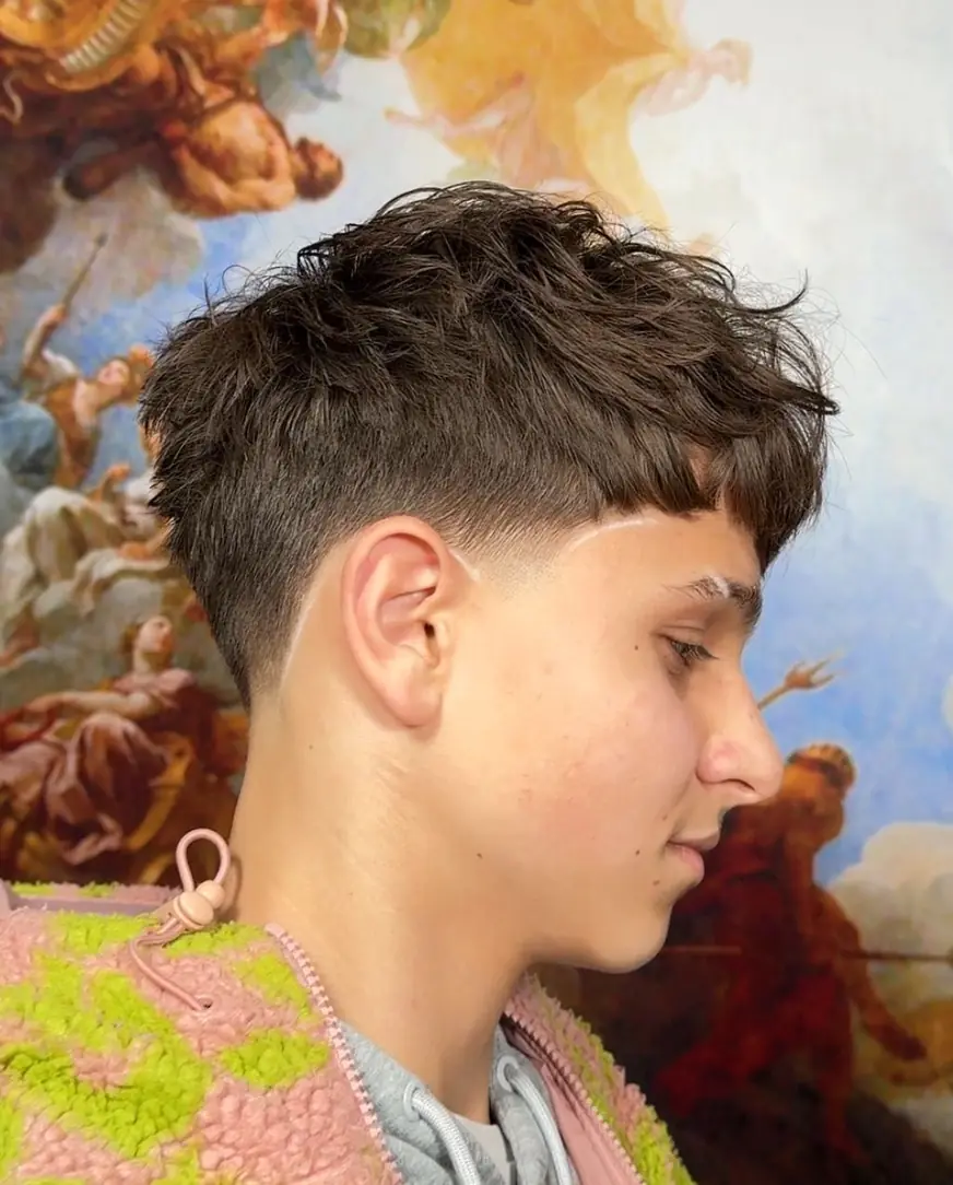 Kręcone włosy z fadem — strzyżenie w QUCCUT Barber Krosno