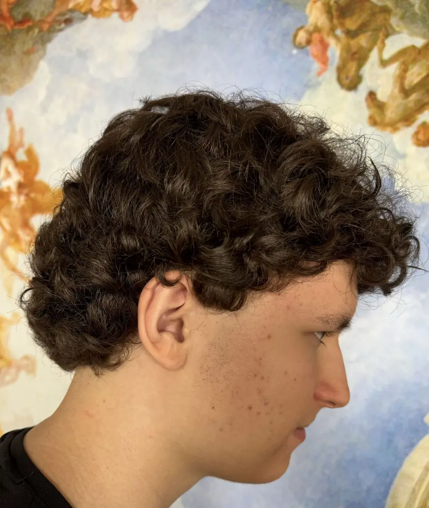 Gęste ciemne loki — strzyżenie w QUCCUT Barber Krosno