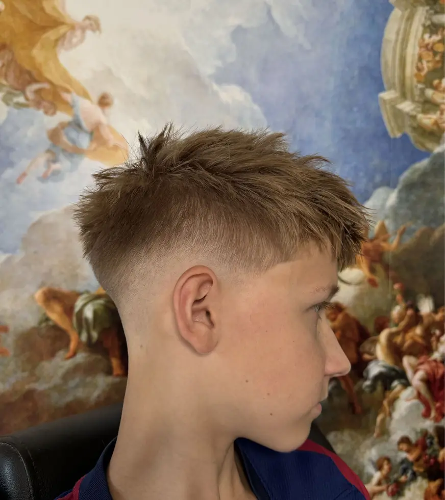 Jasne włosy z fadem — strzyżenie w QUCCUT Barber Krosno