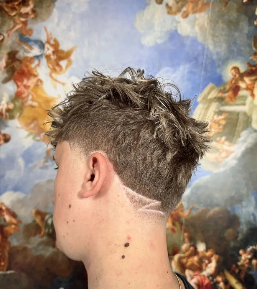 Tekstura z wygoloną linią nad uchem — strzyżenie w QUCCUT Barber Krosno