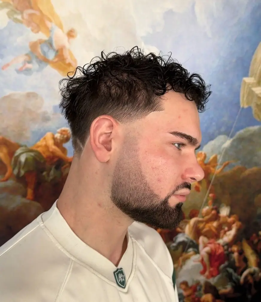 Kręcone włosy z fadem i pełną brodą — strzyżenie w QUCCUT Barber Krosno