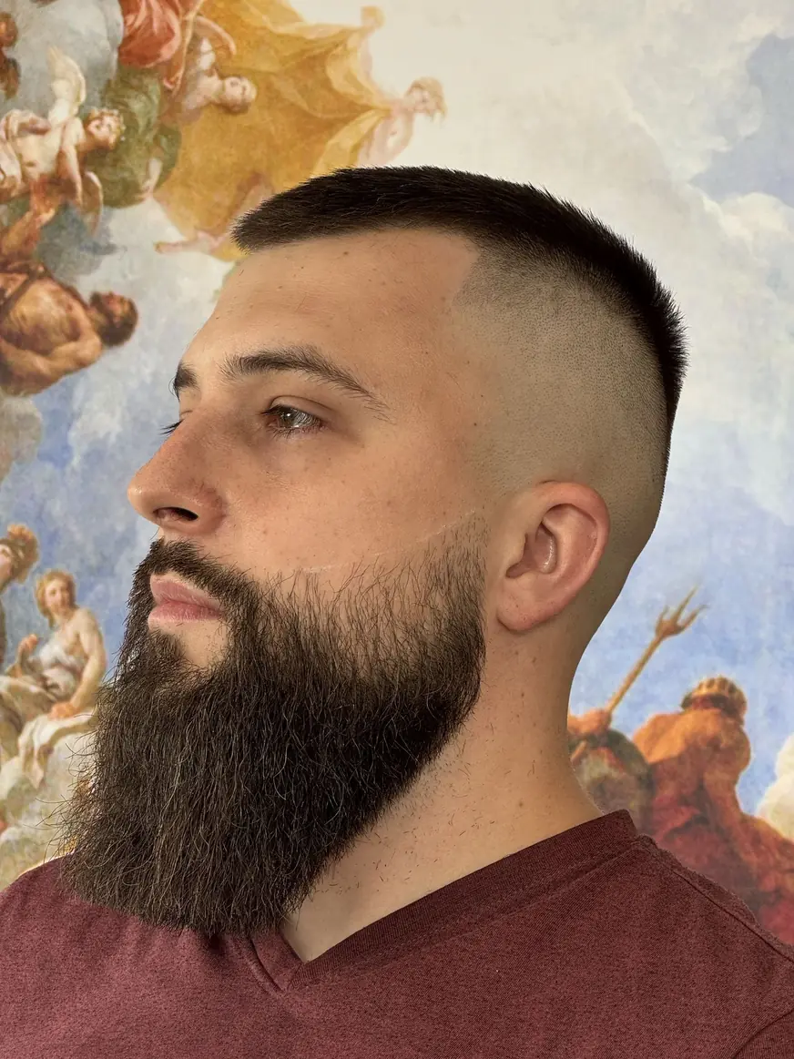 Skin fade z pełną brodą — strzyżenie w QUCCUT Barber Krosno