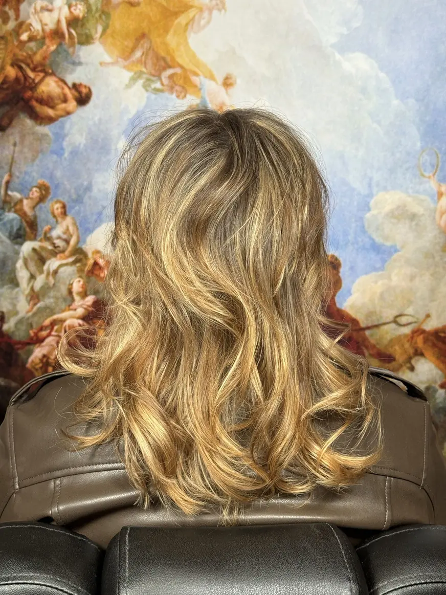 Blond fale do ramion — strzyżenie w QUCCUT Barber Krosno
