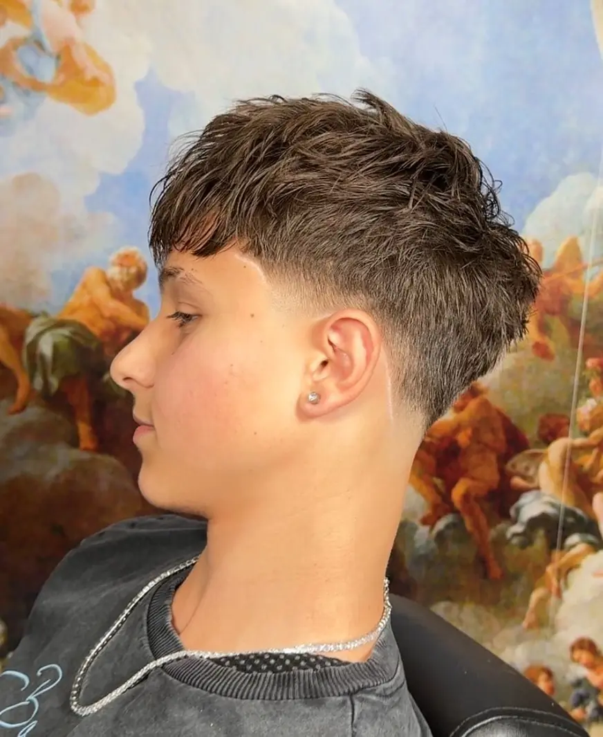 Chłopięce strzyżenie z fadem i teksturą — strzyżenie w QUCCUT Barber Krosno